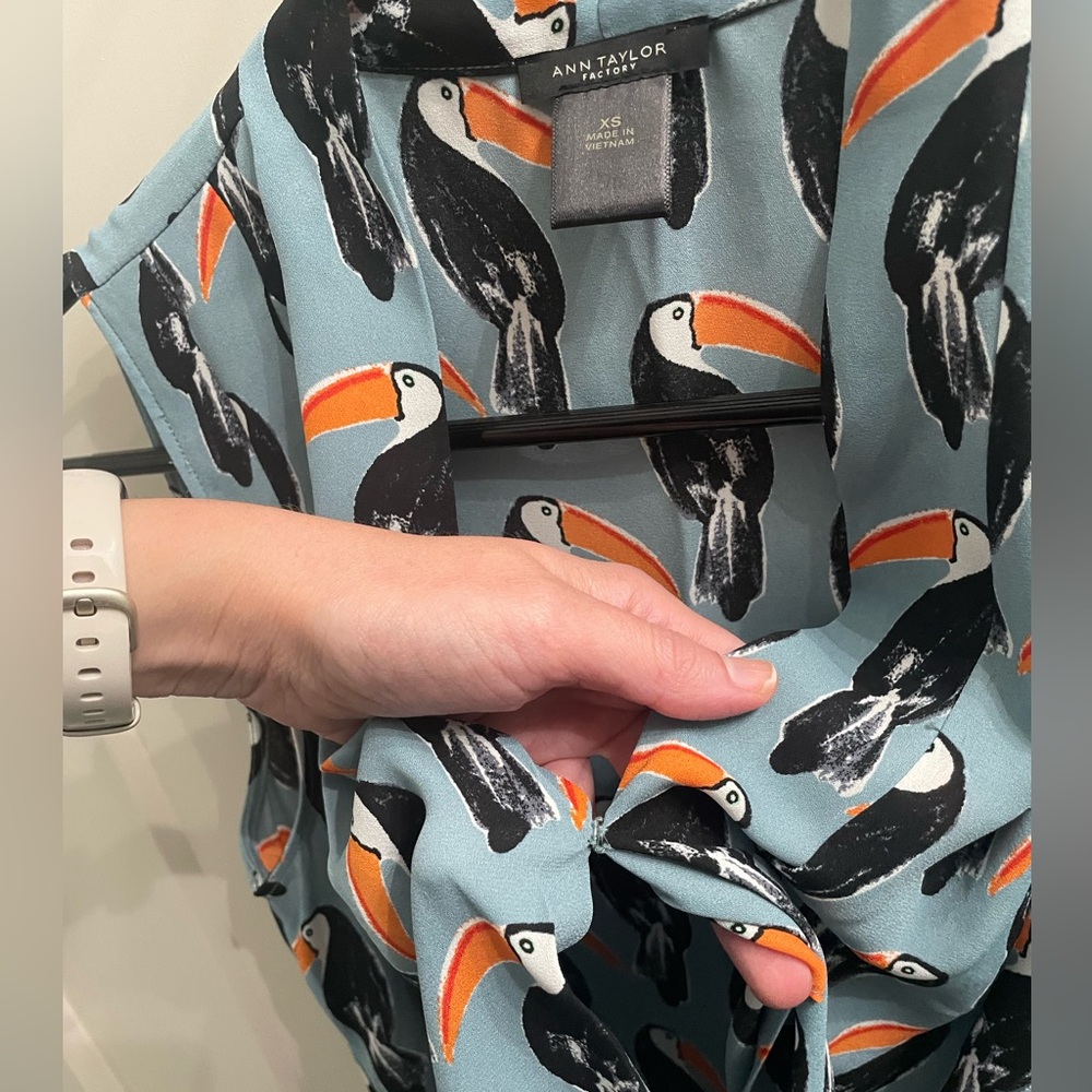Ann Taylor Factory Drapy Toucan Print Blue Dressy Tank Sz XS - Picture 3 of 5